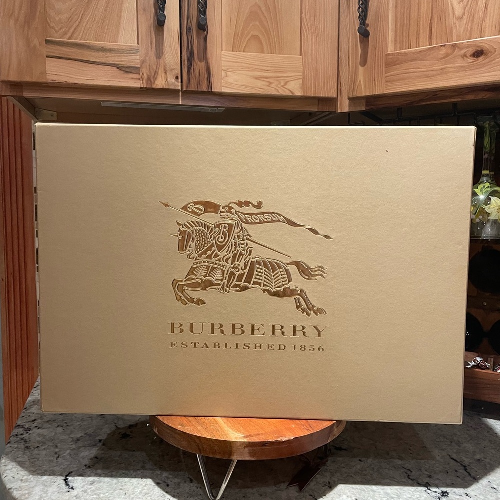 Burberry high grade texture,Tan Box, authentic in excellent condition.